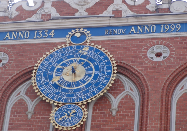 Astronomical clockPhotography by Carlos Dorce
